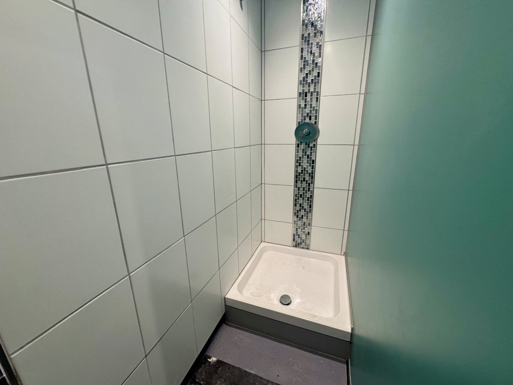 Lot: 93 - CITY CENTRE COMMERCIAL BUILDING WITH POTENTIAL - Shower cubicle 2